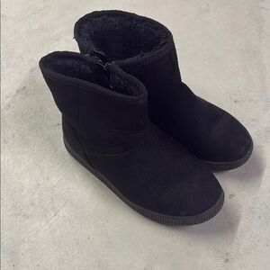 Black Cozy Boots with Plush Fabric and Slouchy Style